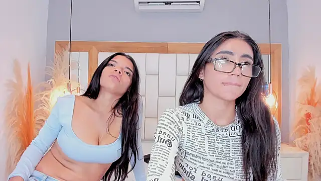 Leeah_And_April webcam
