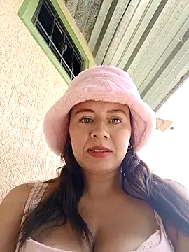 Alana--7 webcam