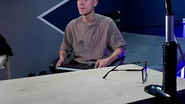 etham_wolf_ webcam