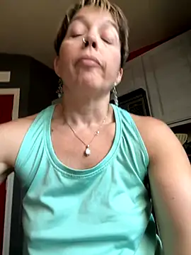 YogaHottie76 webcam