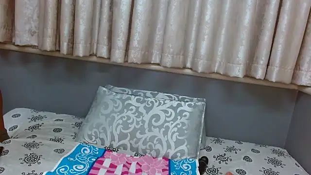 wet_Lips_x_x webcam