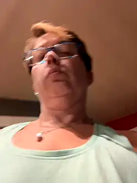 YogaHottie76 webcam