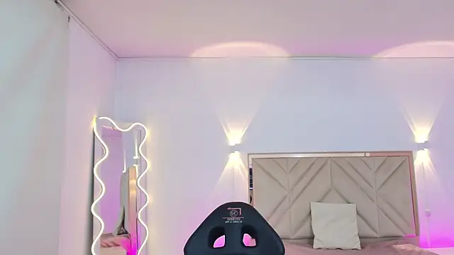 random live chat Whitney Tay