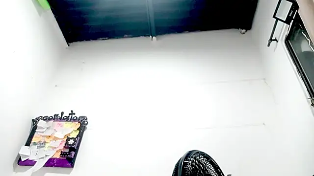 PetiteIvoryQueen19 webcam