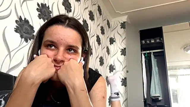 VeronaFeltham webcam