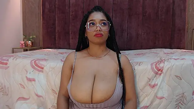 spy webcam Emy Leon