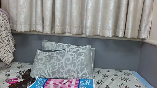 wet_Lips_x_x webcam