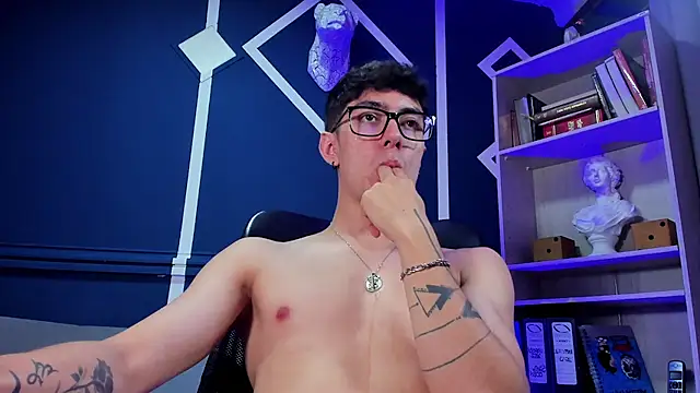 etham_wolf_ webcam