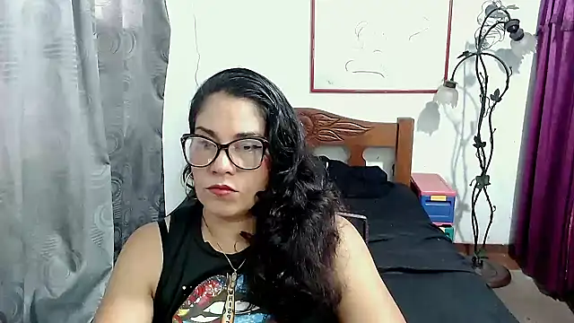 Mistresskloe01 webcam