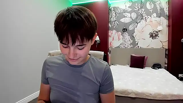 EmiliaYours webcam