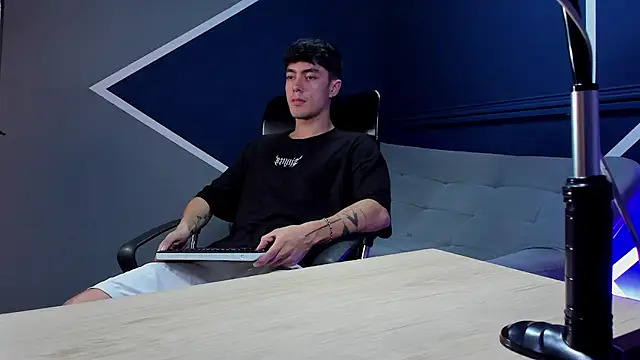 etham_wolf_ webcam
