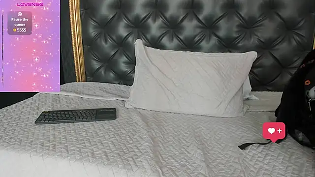 NaomiFrost webcam