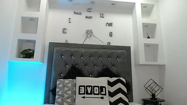 AmelieAndAce webcam