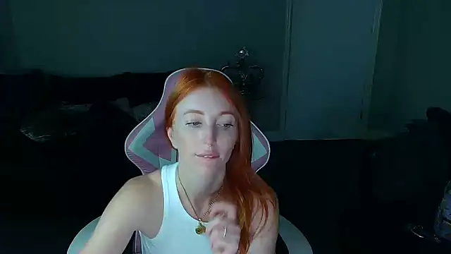 Red_firesquirt webcam