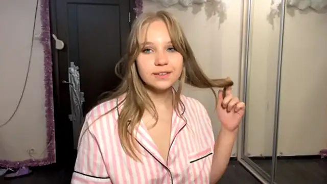 AmelleRoux webcam