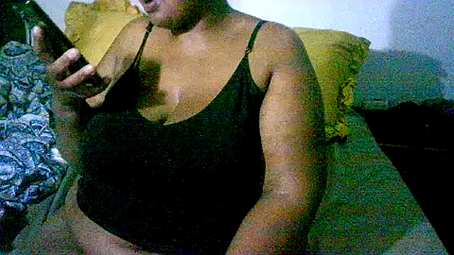 YELLOW_BONE webcam