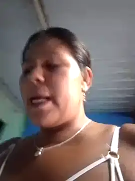 hotmom33 webcam