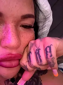 _MelinaCurves_ webcam