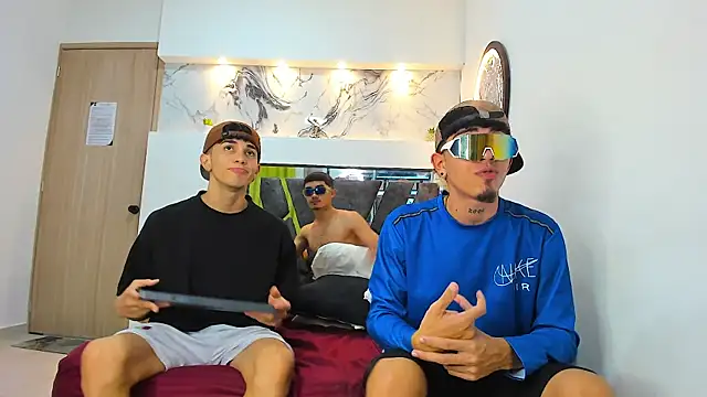 THREE_GUYS_HOT webcam