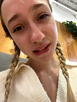 Lia__Love room chat