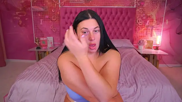ArianaDarkk on StripChat
