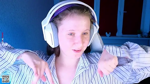 mon_lola's Stripchat show and profile