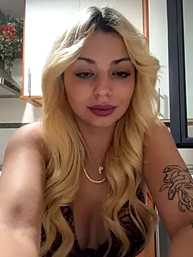 Noeliagglow Live Webcam on Stripchat
