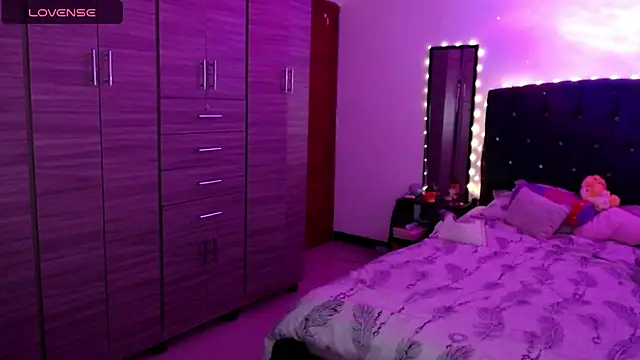 holy_juli - Holy_juli's free webcam