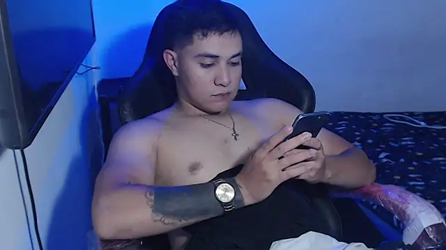 loki32men Live Webcam on Stripchat