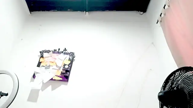 PetiteIvoryQueen19
