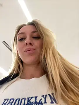 Sweet___Emily from StripChat is Freechat