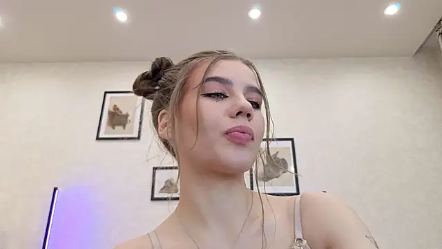 dolly_ll (F young) - Pussy dildo play