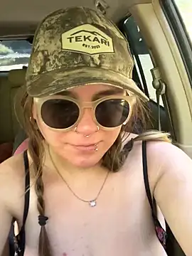 adventuresinsky - Adventuresinsky's free webcam