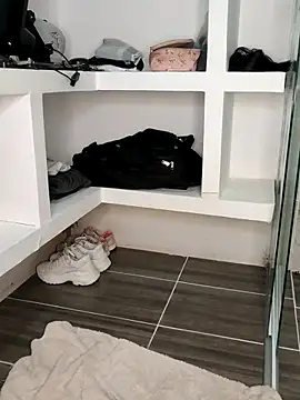 Lia_Hurley