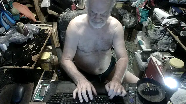 russtee Live Webcam on Stripchat