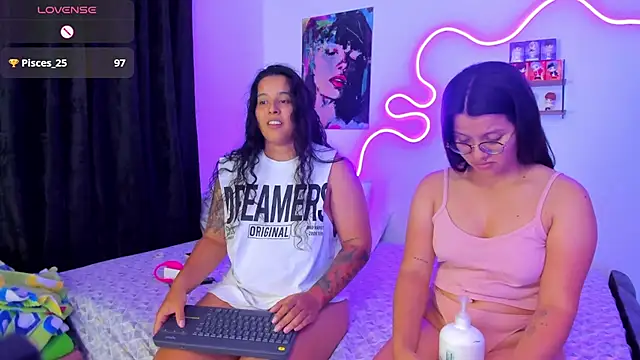 dilan_and_mia - Dilan_and_Mia's free webcam - UK Sex Cams