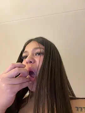 alyshanon18 - Alyshanon18's free webcam