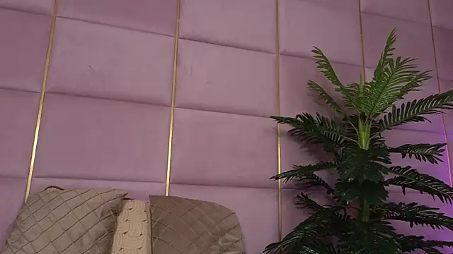 Elliblue from StripChat is Freechat
