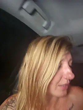 SheIsSomething from StripChat is Freechat