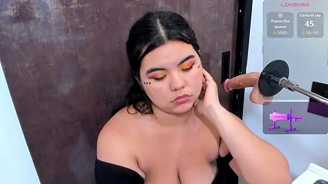 klhoe_boobs
