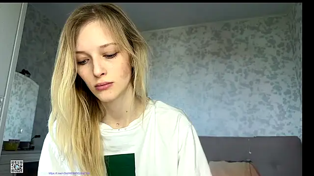evvie_summn1 - Evvie_Summn1's free webcam - UK Sex Cams