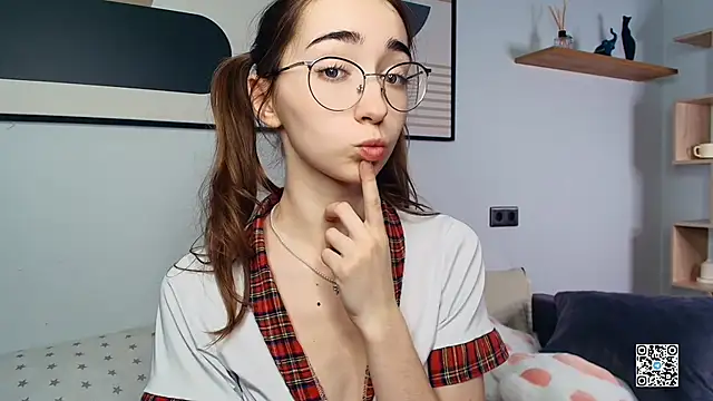 PollyBeev's Stripchat show and profile