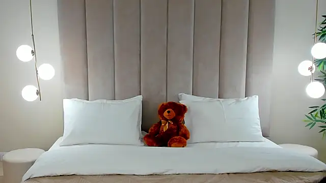 KiraHolli webcam