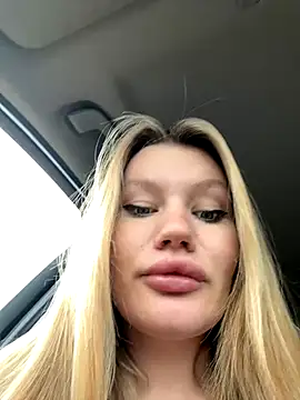 justmilaa's Stripchat show and profile