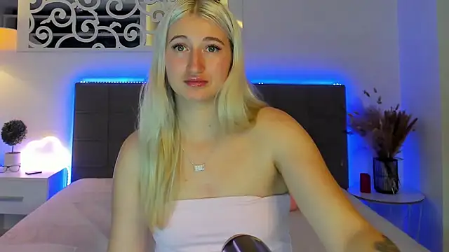 hollytailors - HollyTailors's free webcam