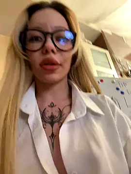 babydolll's Stripchat show and profile