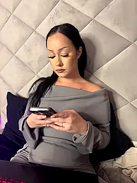 RollingGirls's Stripchat show and profile