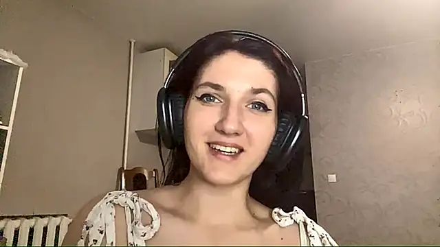  LyndaLewi chat room