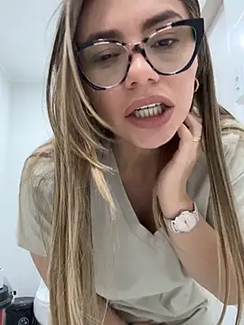 alicee16's Stripchat show and profile