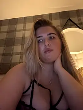 CutieCurvyGirlxo from StripChat is Freechat